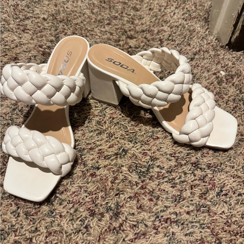 Small heel, worn a couple times
pink lily, they’re a little scuffed up